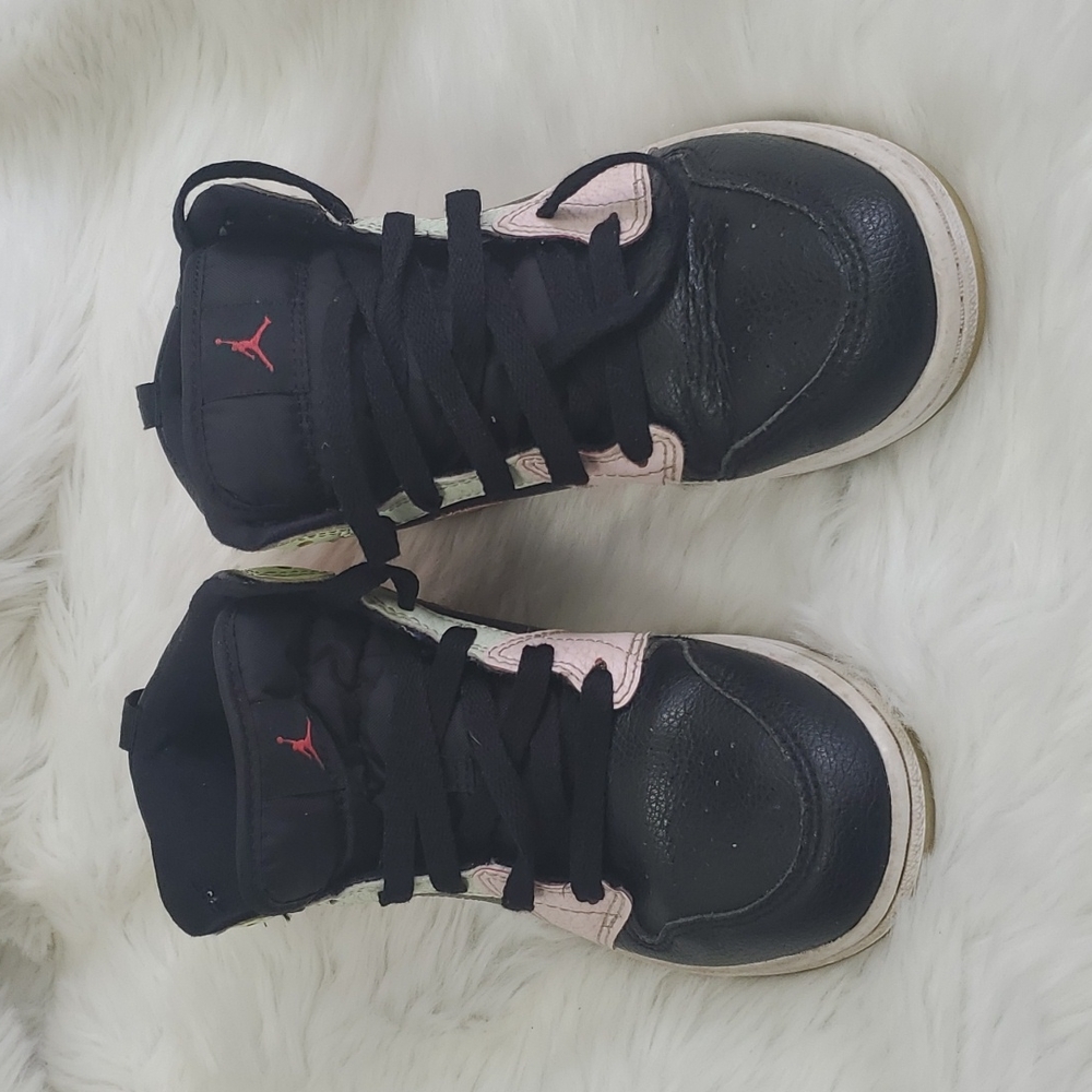 Nike Air Jordan Sneakers Shoes unisex leather size 2Y - Picture 2 of 8